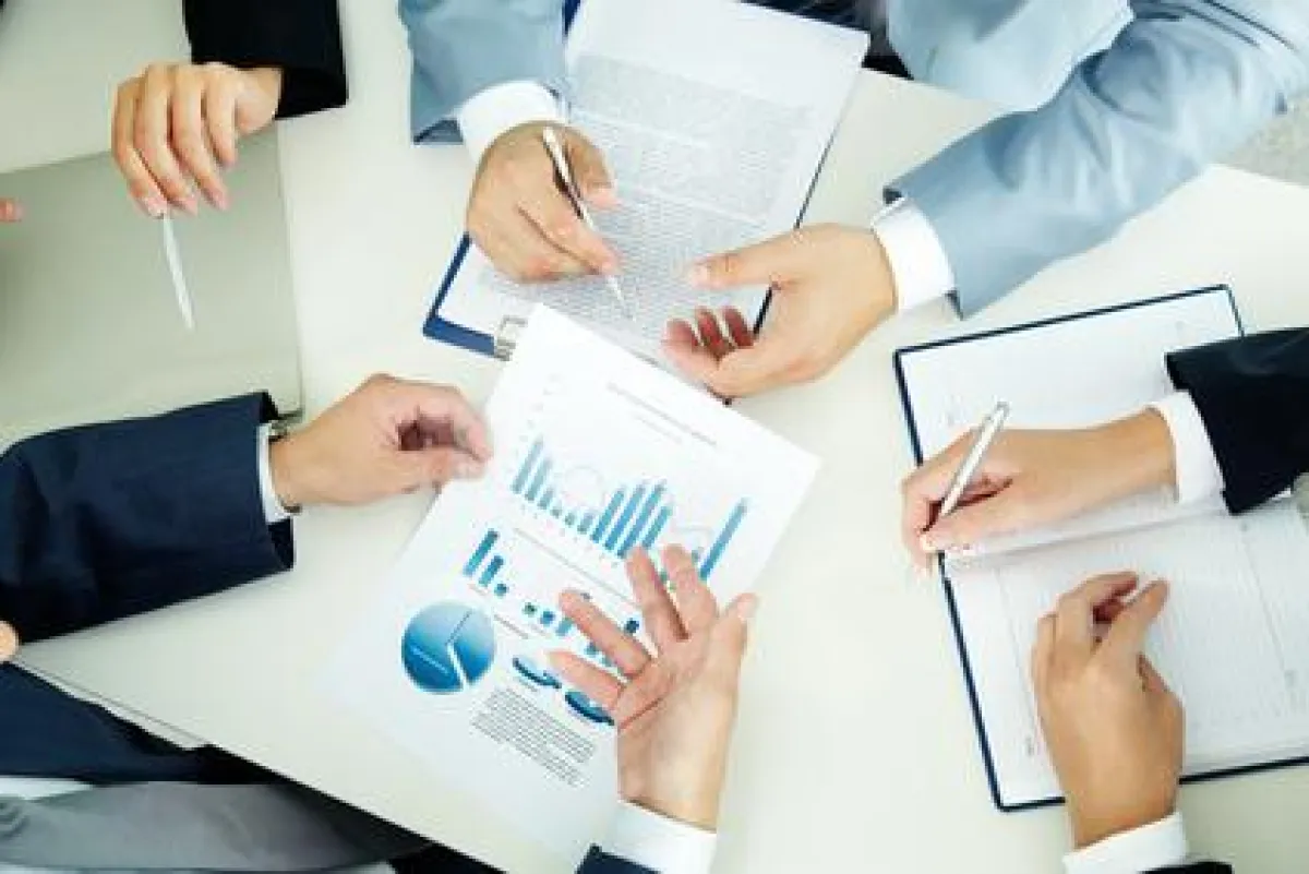 Techniker und Ingenieure bei der Auswertung betriebswirtschaftlicher Kennzahlen