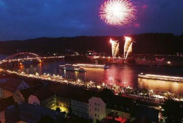 Bild: 10.000 Besucher und mehr strömen an die Ufer der Donau