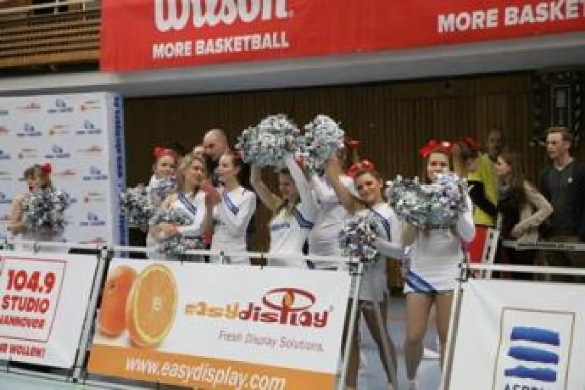 Cheerleader der UBC Tigers hinter der Werbebande des Hauptsponsors Easydisplay