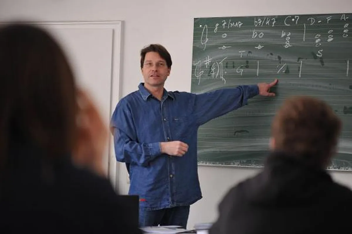 Berufsfachschul-Dozent Volker Giesek gibt Tipps für die theoretische Aufnahmeprüfung.