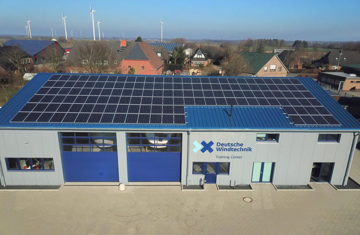 2.	Photovoltaik-Anlage am Standort der Deutschen Windtechnik in Viöl © ADLER Solar