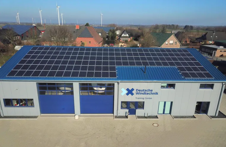 Sonnenstrom für die Deutsche Windtechnik Bild: Sonnenstrom für die Deutsche Windtechnik