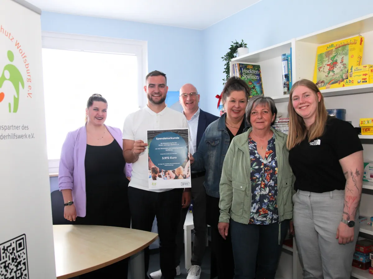 Übergabe der Spenden vom Kunterbunten Kindersamstag an den Kinder- und Jugendschutz Wolfsburg e. V.  (© WMG Wolfsburg)