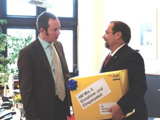 Bild: FDP überreichte 460 Mio. EUR- Paket an OB Sauerland