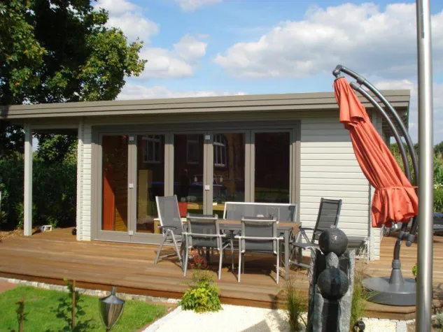 Bild: Pool mit eigenem Poolhaus: Der Traum vieler Gartenbesitzer