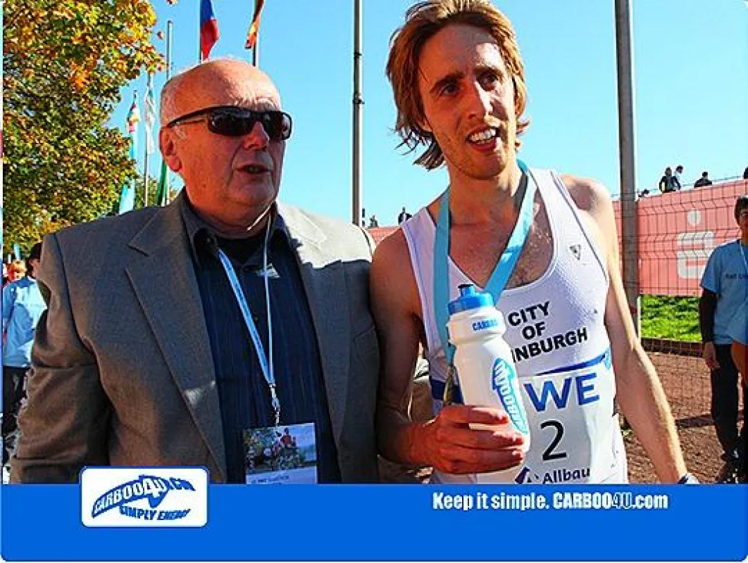 Foto: RWE-Marathon. Erster Mann, der Schotte Neil Renault (Edinburgh AC), links gratuliert Chef-Organisator Gerd Zachäus