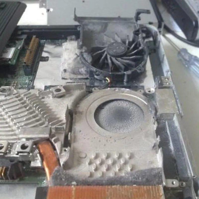 Ein verstaubtes Notebook