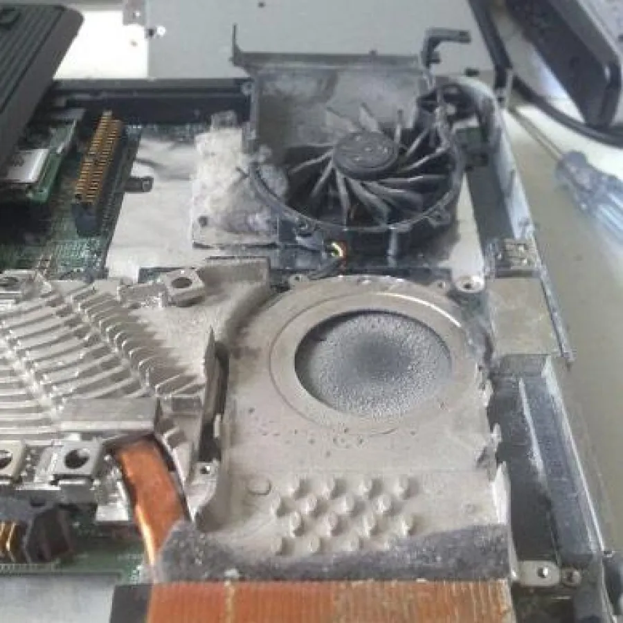 Ein verstaubtes Notebook