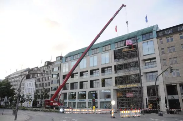 Bild: Kernspin-Spezialisten halten in der Europa Passage im Herzen von Hamburg Einzug