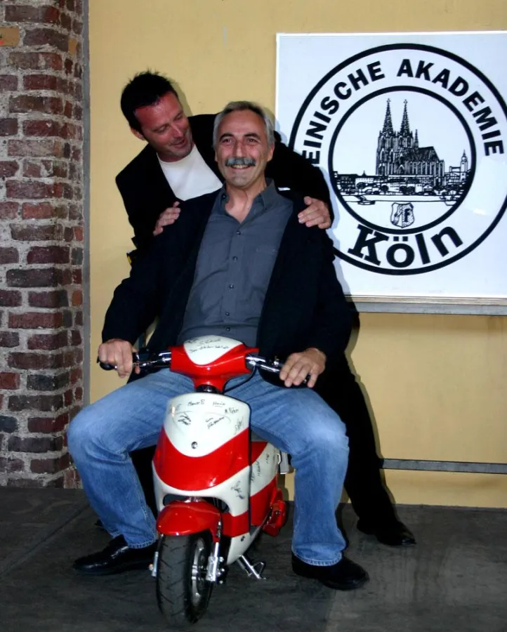 Die KFZ Klasse schenkte ihrem Dozenten Mathias Urfels ein handsigniertes Minibike zum Abschied