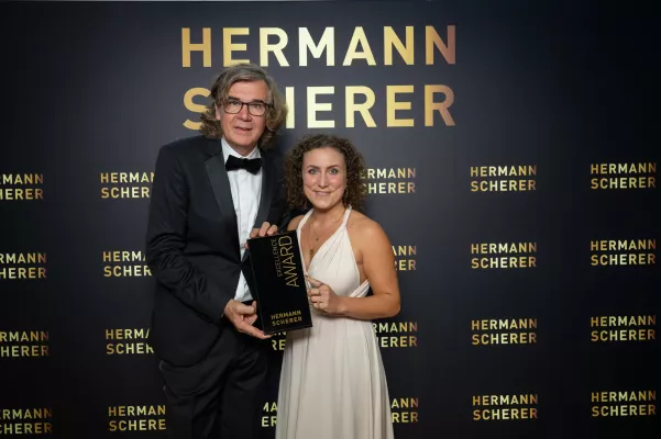 Mirjam Leicht begeistert Jury und Publikum beim internationalen Speaker Slam Bild: Mirjam Leicht begeistert Jury und Publikum beim internationalen Speaker Slam