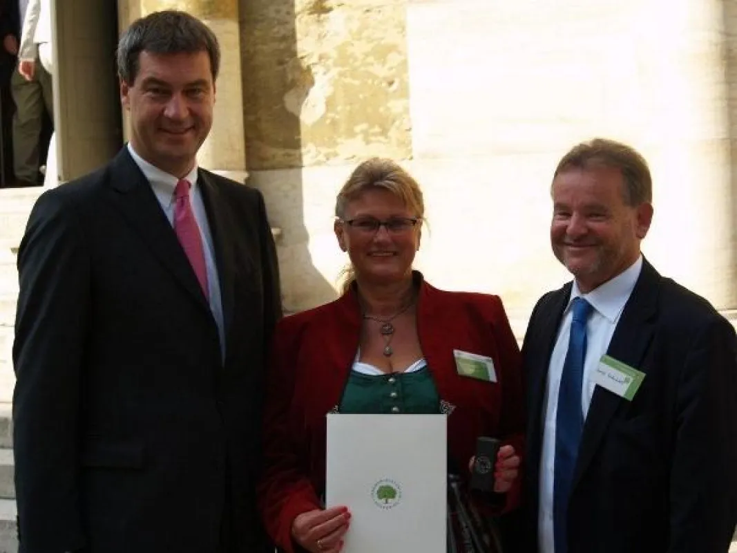 v.l.n.r.: Dr. Markus Söder, Therese und Harald Kastenhuber