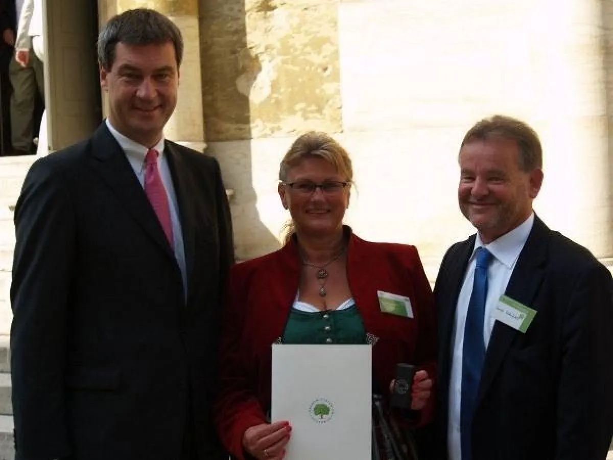 v.l.n.r.: Dr. Markus Söder, Therese und Harald Kastenhuber