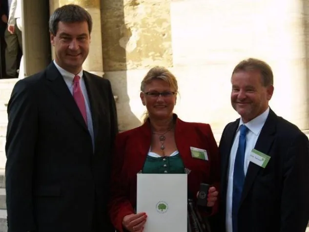 Bild: Umweltminister Söder ehrt Naturhaus