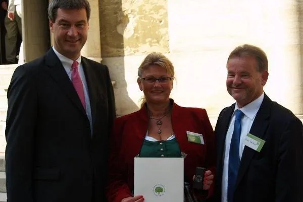 Bild: Umweltminister Söder ehrt Naturhaus