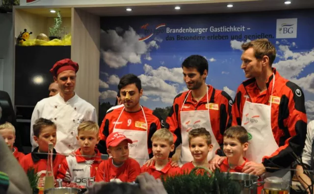 Bild: Eberswalder begrüßt Profis der Eisernen zusammen mit Brandenburger Einlaufkindern