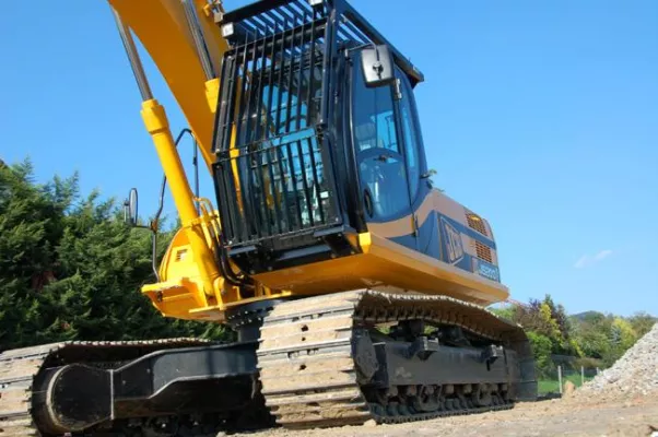 Bild: Raupenbagger und weitere Baumaschinen helfen auf Baustelle in Köln