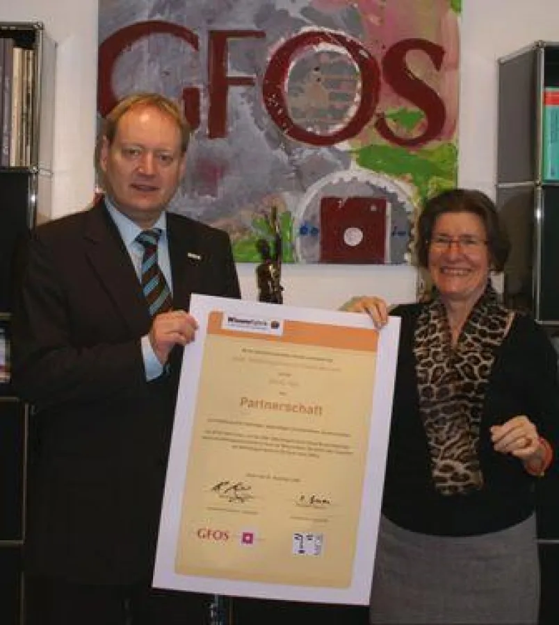 Burkhard Röhrig, GFOS mbH, und Elisabeth Gemein, Mädchengymnasium Borbeck, mit der unterschriebenen Patenschaftsurkunde