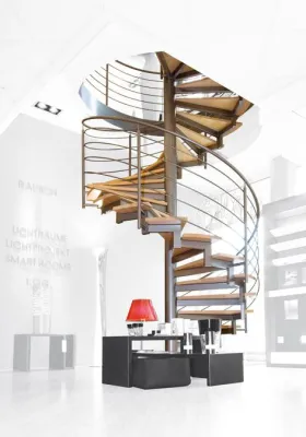 Bild: Stahl-Holz-Mix - die Spindeltreppe wird in Szene gesetzt
