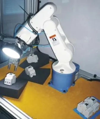 Bild: Roboter erkennt Objekte in 3D mit einer Kamera