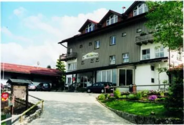 Bild: Im Landhotel Haus Waldeck agiert die Tierheilpraktikerin Stefanie Kilger