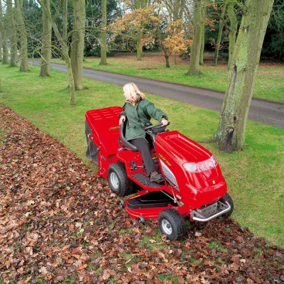 Laub weg mit der ECHOTRAK Rasenpflegemaschine Bild: Laub weg mit der ECHOTRAK Rasenpflegemaschine