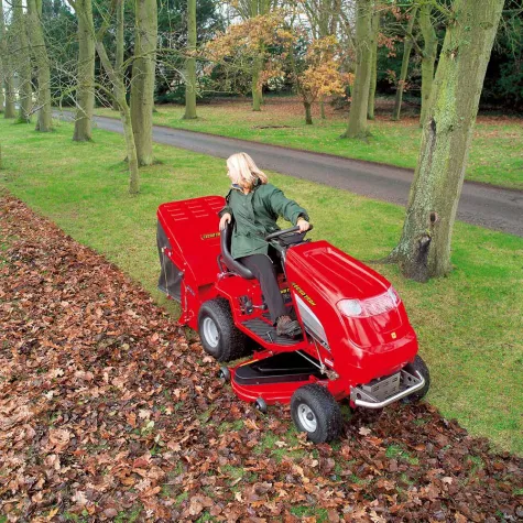 Bild: Laub weg mit der ECHOTRAK Rasenpflegemaschine