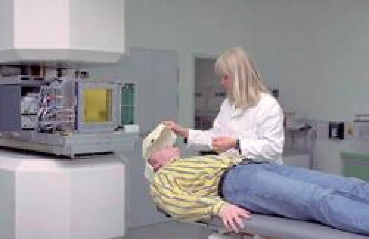 Behandlungsplatz am Beschleuniger des GSI, an dem die klinischen Studien zur Tumortherapie mit schweren Ionen durchgeführt werden. Um den Tumor exakt bestrahlen zu können, muss der Kopf des Patienten 
