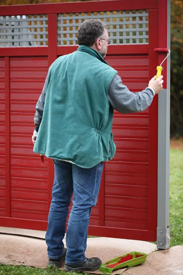 Im Eilverfahren vom langweiligen Grau zum leuchtenden Schwedenrot mit der Bondex Express Holz-Farbe.