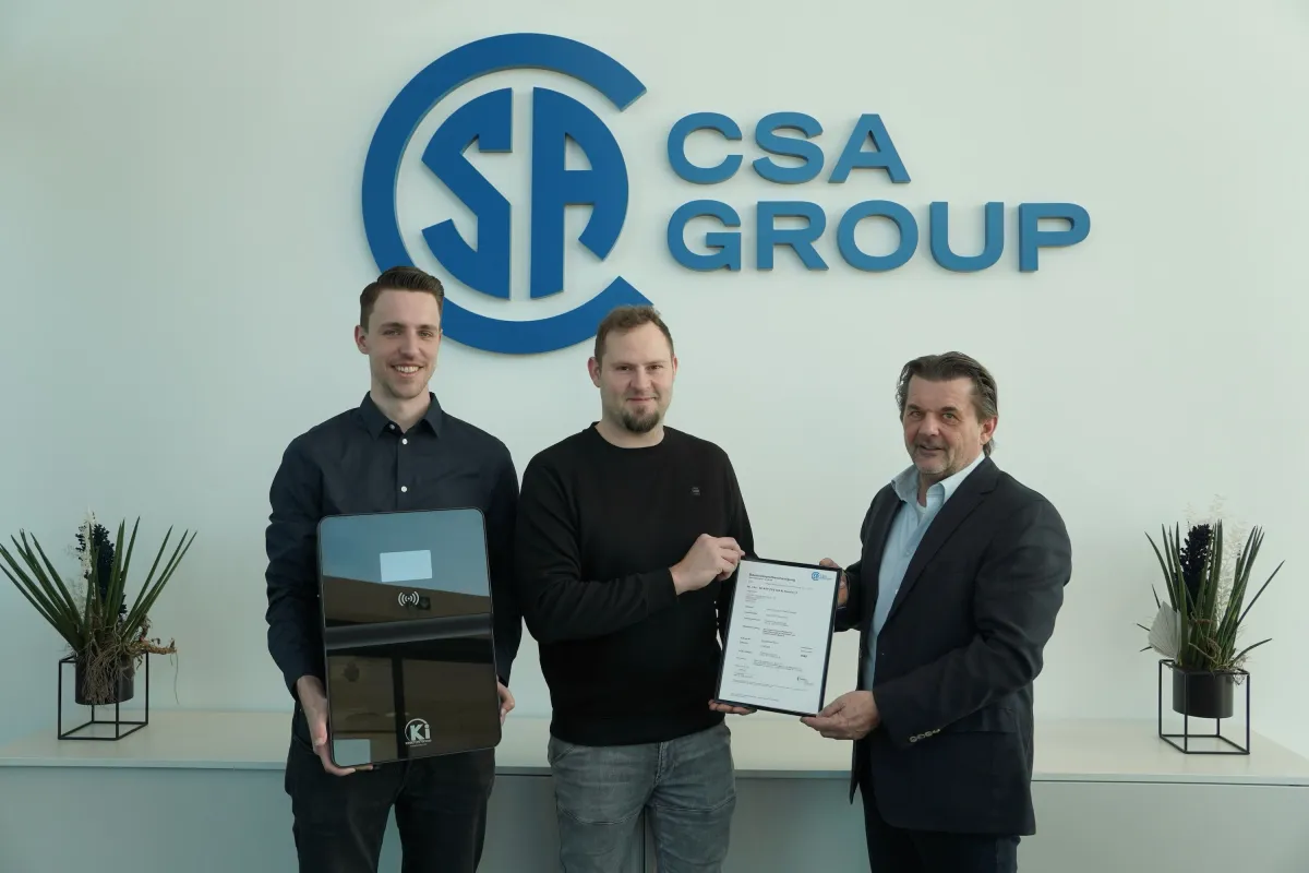 D. Fröhlich, CSA Group Bayern, übergibt Zertifikat zur erfolgreichen Baumusterprüfung an Kinetos®