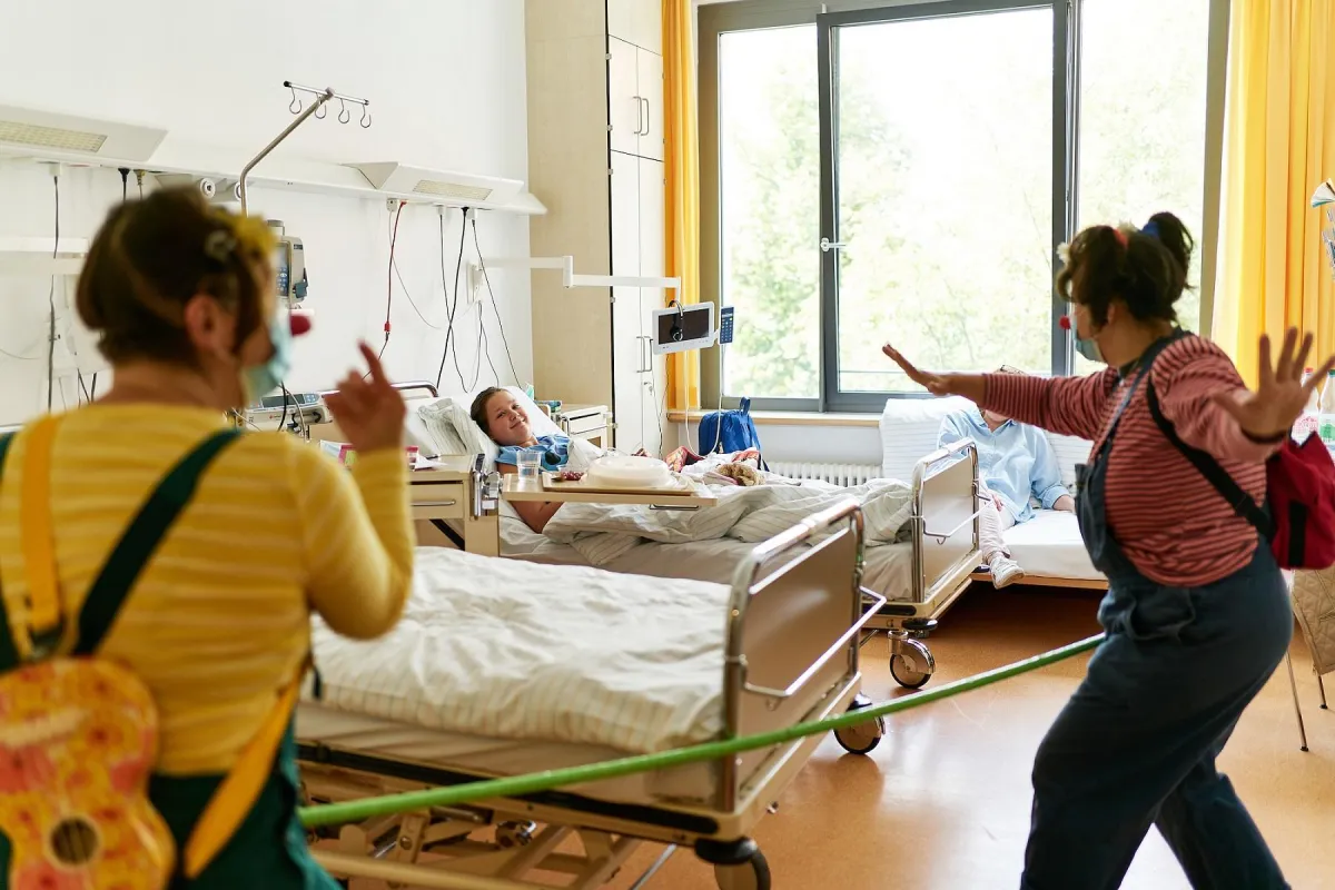 ROTE NASEN Clownvisite: Der Meterstab hilft beim Abstandhalten. Foto: Gregor Zielke