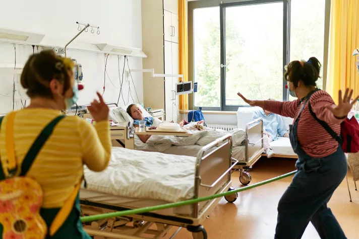 Bild: Ohne Knitter im Kostüm, aber mit Hygienekonzept: ROTE NASEN Maßnahmen zum Schutz vor Corona