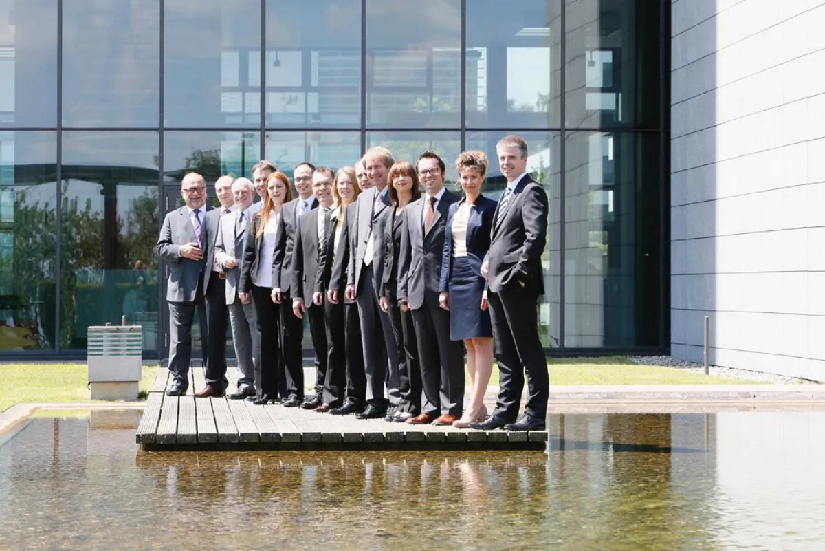 Das SER-Team in Stuttgart vor der neuen Geschäftsstelle am Gropiusplatz 10