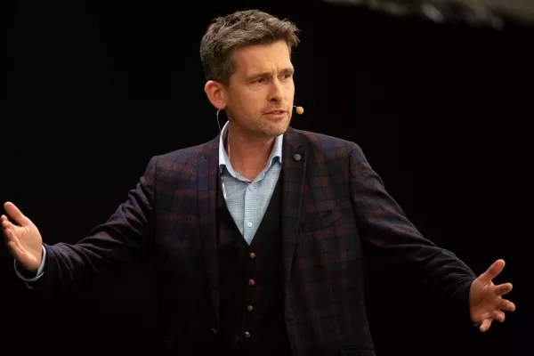 Bild: Entscheidungen finishen! Ulf Zinne holt Award beim Weltrekord der Speaker.