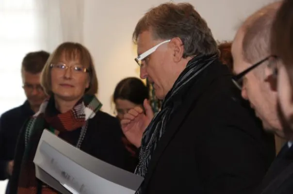 Bild: Reger Besuch bei der Vernissage "FARB-ge-SCHICHTEN" von Bärbel Ertl-Beddig