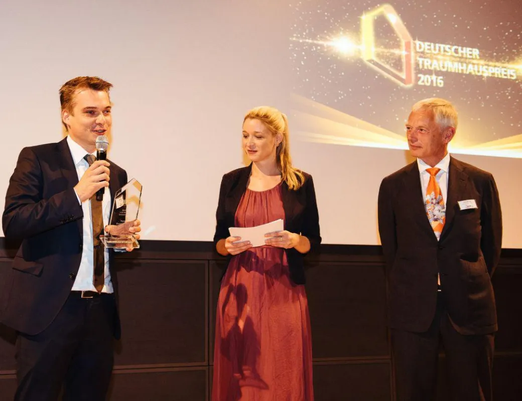 Sebastian Klug, Geschäftsführer Ytong Bausatzhaus, nimmt den Deutschen Traumhauspreis 2016 entgegen.