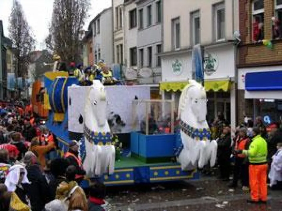 Höhepunkt jedes Karnevalszuges: Das Brühler Dreigestirn (hier beim