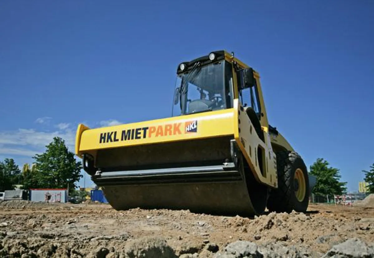 Walze aus dem HKL MIETPARK bei Verdichtungsarbeiten.