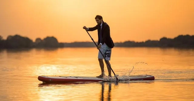 Bild: Professor paddelt nach Hause