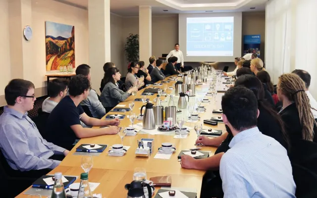 Bild: Brauerei-Nachwuchs zu Gast bei SCHÄFER Container Systems