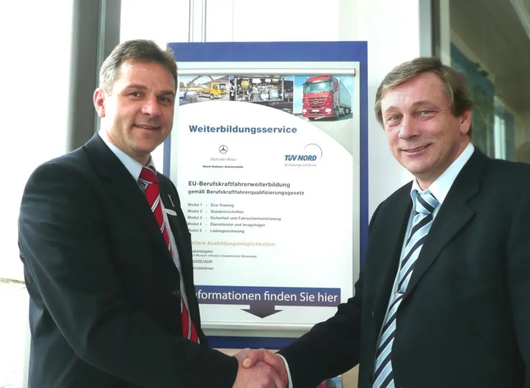 Andreas Frenzel, Mitglied der Geschäftsleitung bei Nord-Ostsee Automobile, und Wilfried König, Geschäftsstellenleiter Schleswig-Holstein des TÜV NORD Schulungszentrums, hoben die Kooperation aus der T