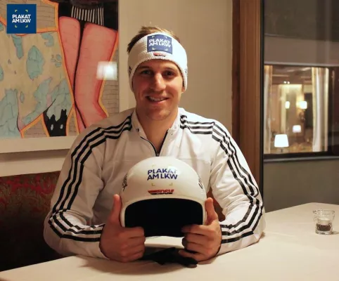 Skirennfahrer Josef Ferstl mit neuem Sponsor PLAKAT AM LKW Bild: Skirennfahrer Josef Ferstl mit neuem Sponsor PLAKAT AM LKW