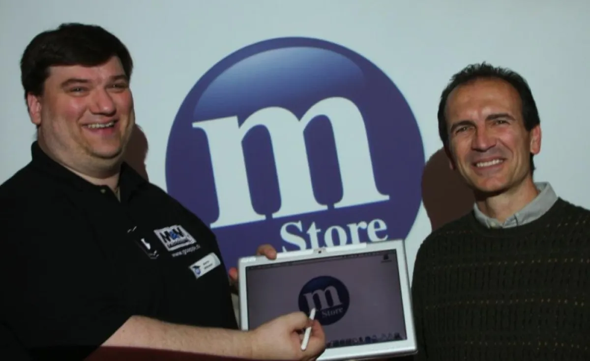 Martin Willmann (links), Geschäftsführer von M&M:Trading! und Lazaros Bountour, Director of Business Development Axiotron präsentieren das ModBook im mStore Essen.