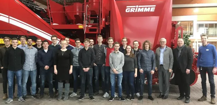 PHWT-Studierende legen bei Fa. GRIMME in Damme Prüfung ab Bild: PHWT-Studierende legen bei Fa. GRIMME in Damme Prüfung ab