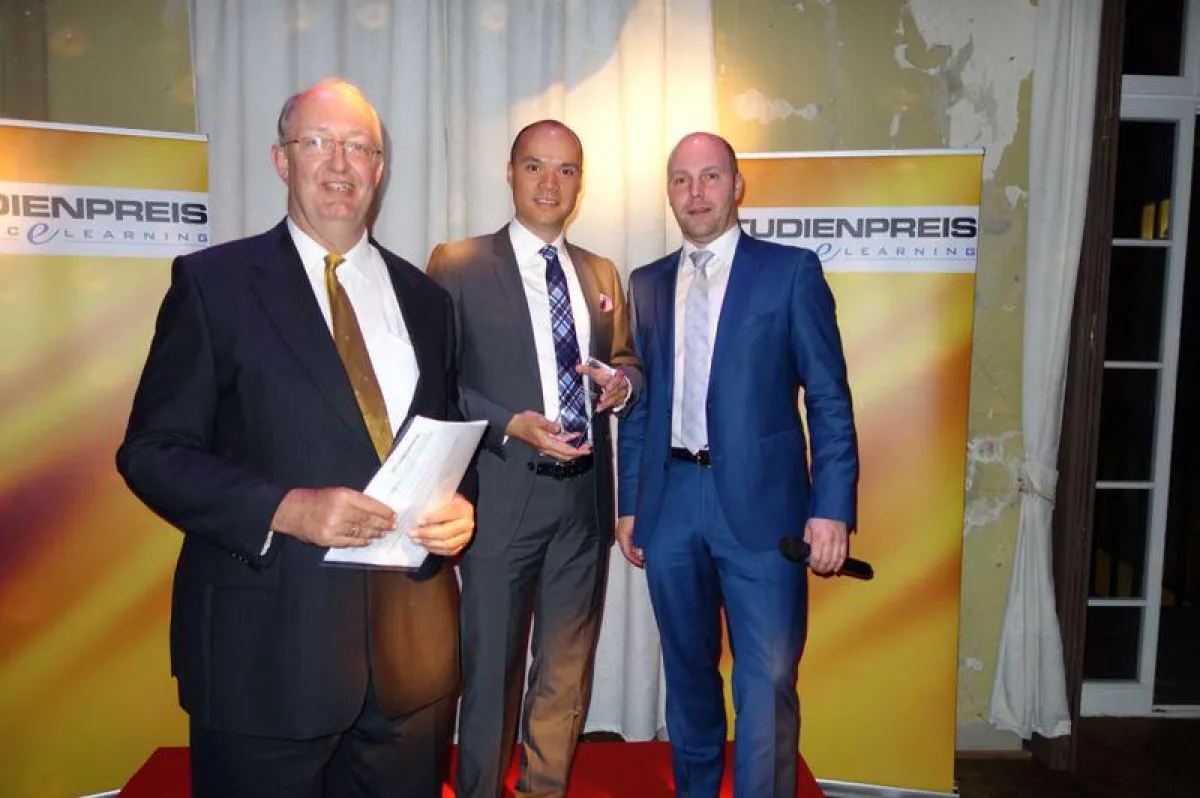 Thomas Tibroni von FernstudiumCheck.de nimmt den Studienpreis 2014 entgegen