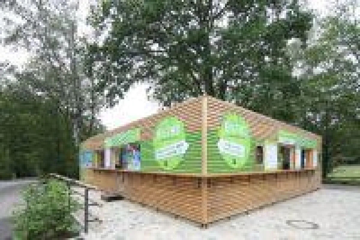 Die Außengestaltung des ELA Verkaufspavillons passt sich sehr gut in die Umgebung des Tiergartens ein.