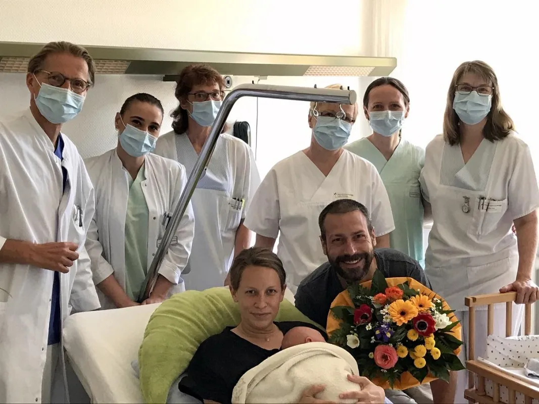 Chefarzt Dr. Winfried Munz (links) mit seinem Team und die glücklichen Eltern mit dem kleinen Levi