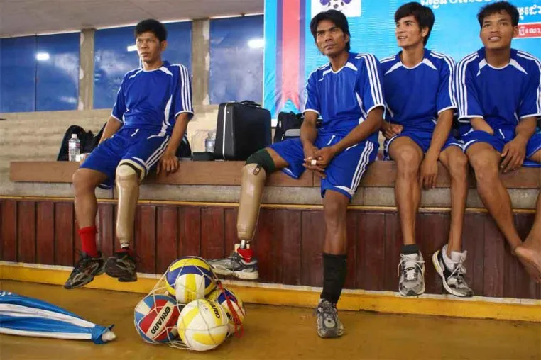Bild: Stand-up-Cambodia – Erhard Sport gratuliert der kambodschanischen Behindertennationalmannschaft im Volleyball