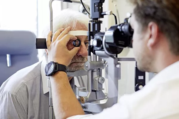 Bild: Moderne Medizintechnik beim „Grünen Star“: Mini-Stents aus Titan gegen den erhöhten Augeninnendruck