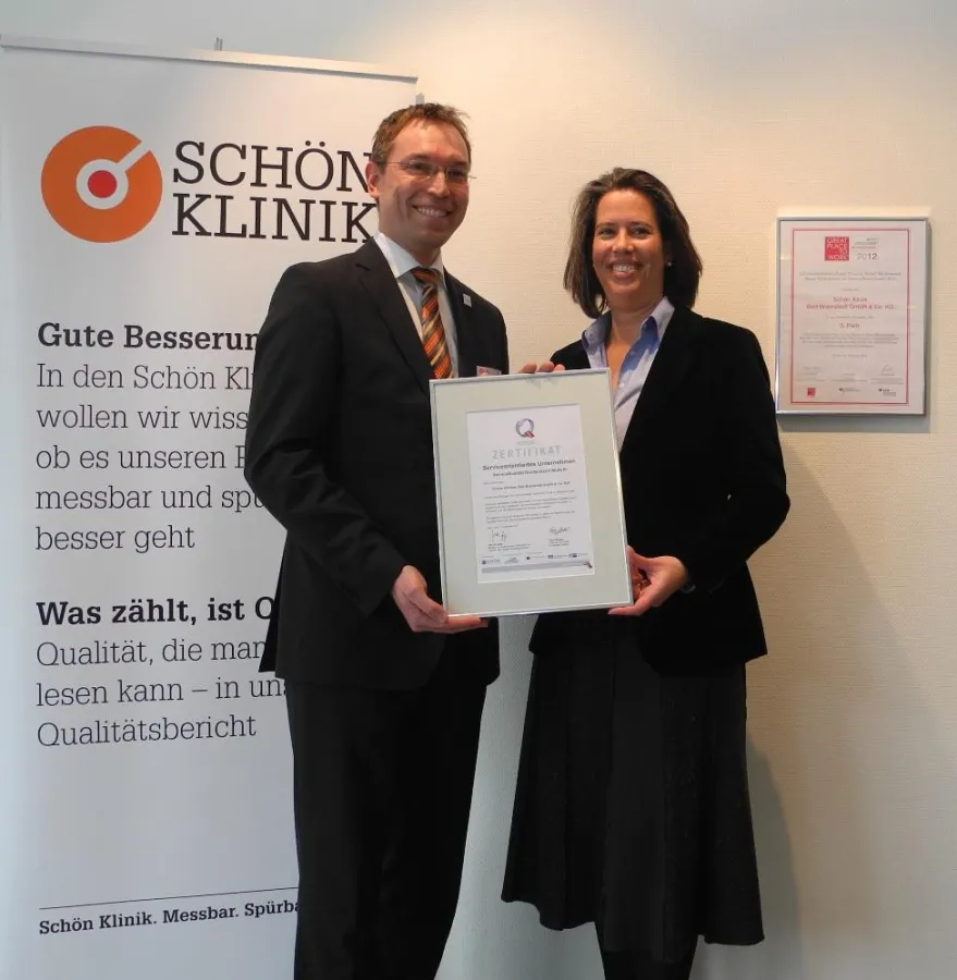Marcus Baer, Kaufmännischer Leiter der Schön Klinik Bad Bramstedt, nimmt das Q-Siegel entgegen